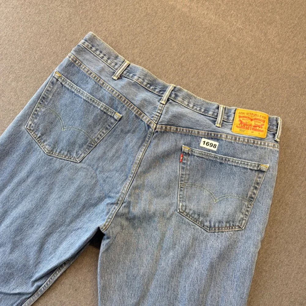 Levis 550 Relaxed Fit Mens Jeans Medium Wash Denim W44 L32 01550-4891